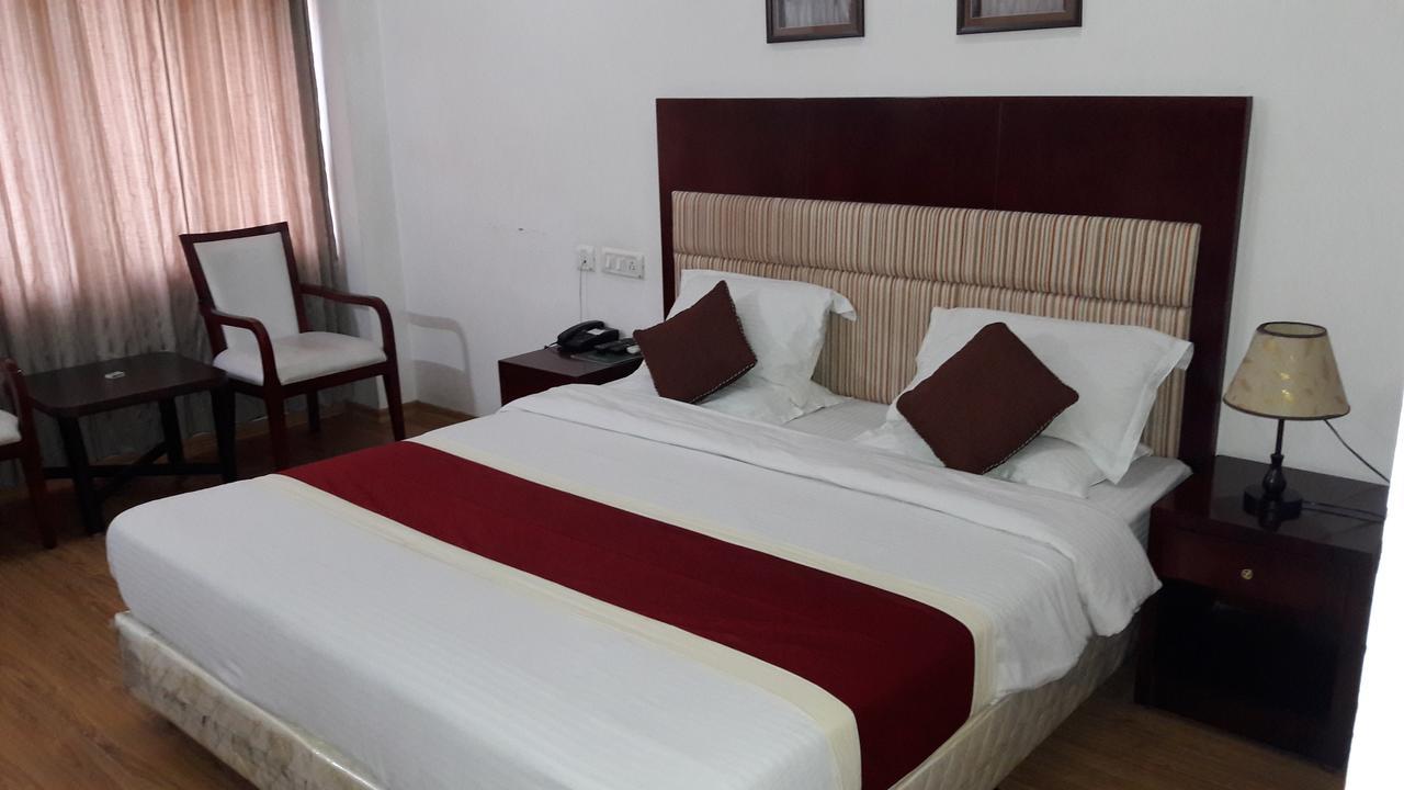 Готель Aroma Residency Tinsukia Екстер'єр фото