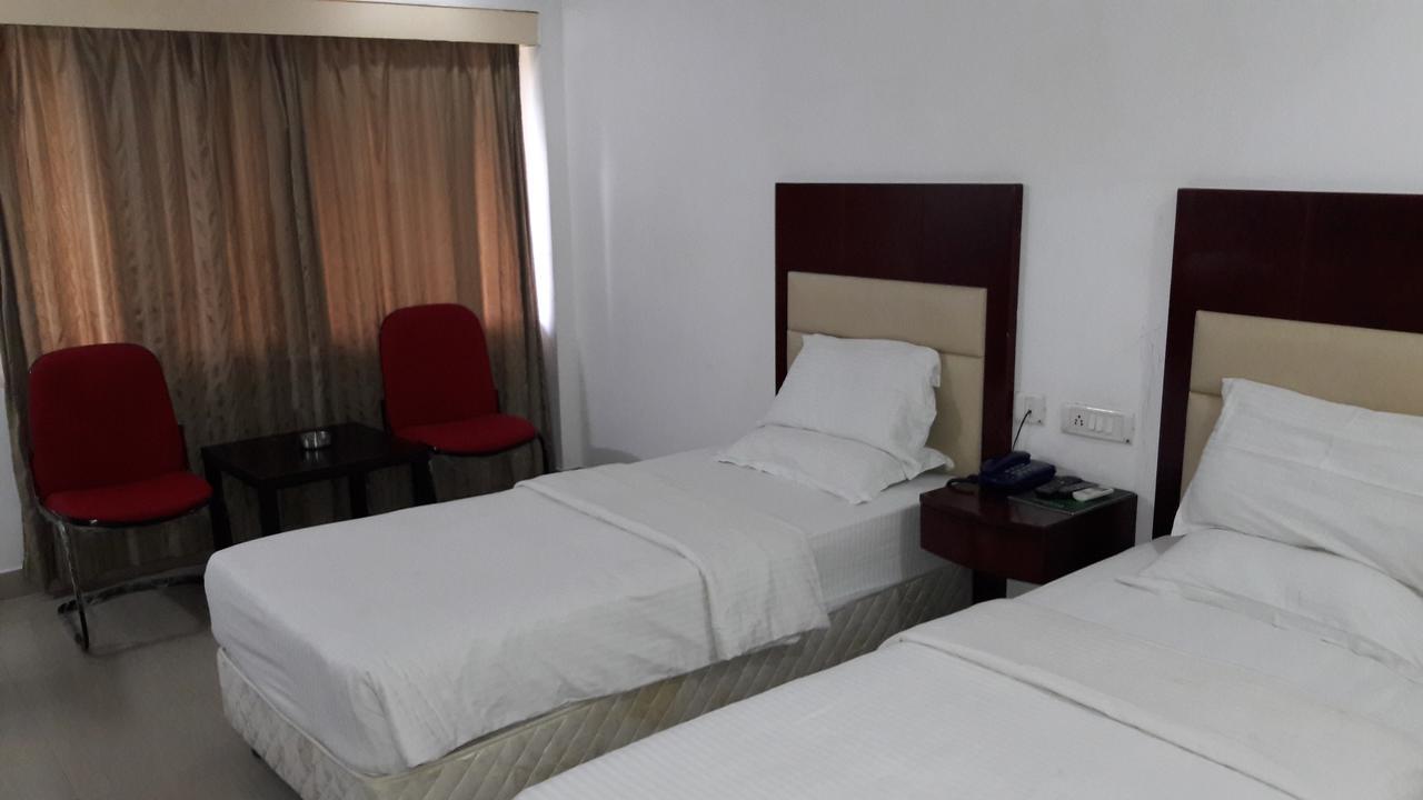 Готель Aroma Residency Tinsukia Екстер'єр фото